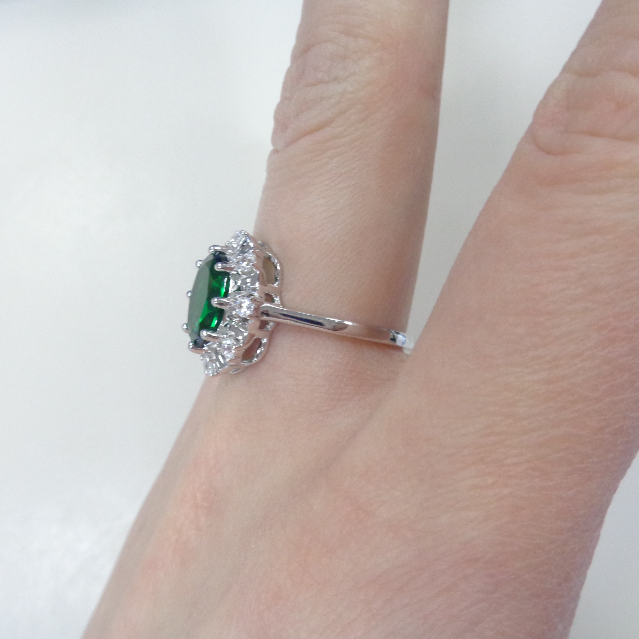 Серебряное кольцо с выращенным изумрудом